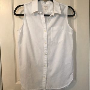 Woman’s gap button down sleeveless blouse XS